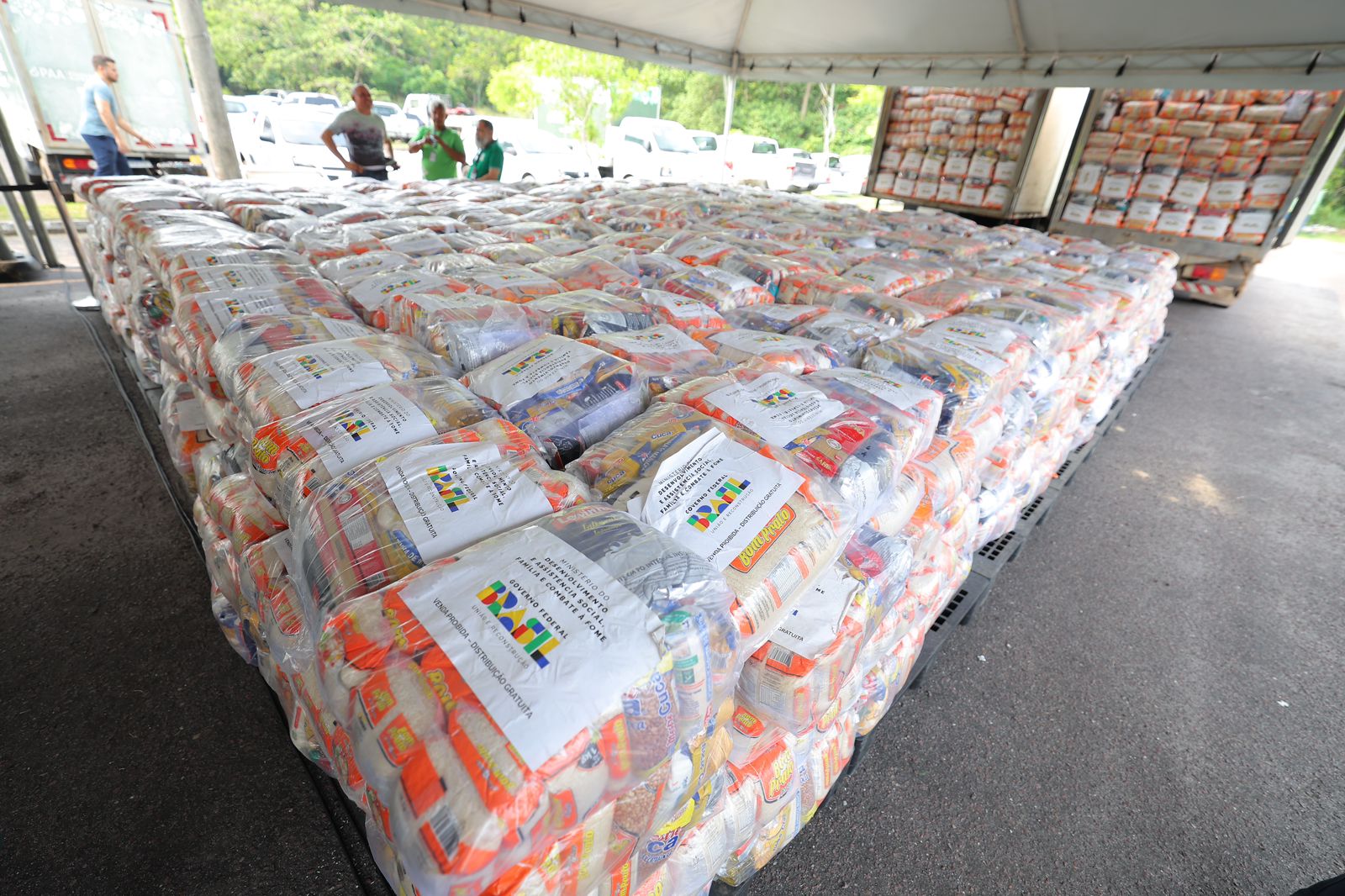 Governador Wilson Lima entrega mais de 200 toneladas de alimentos para pescadores afetados pela estiagem no Amazonas