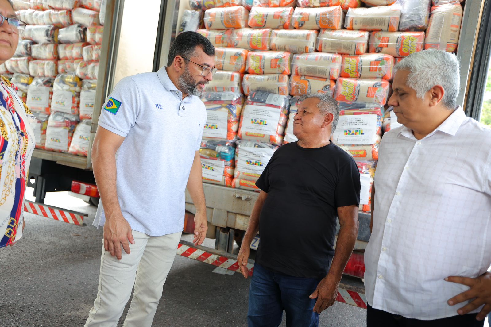 Governador Wilson Lima entrega mais de 200 toneladas de alimentos para pescadores afetados pela estiagem no Amazonas