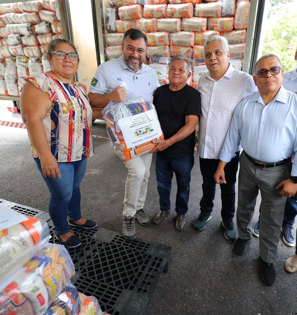 Governador Wilson Lima entrega mais de 200 toneladas de alimentos para pescadores afetados pela estiagem no Amazonas