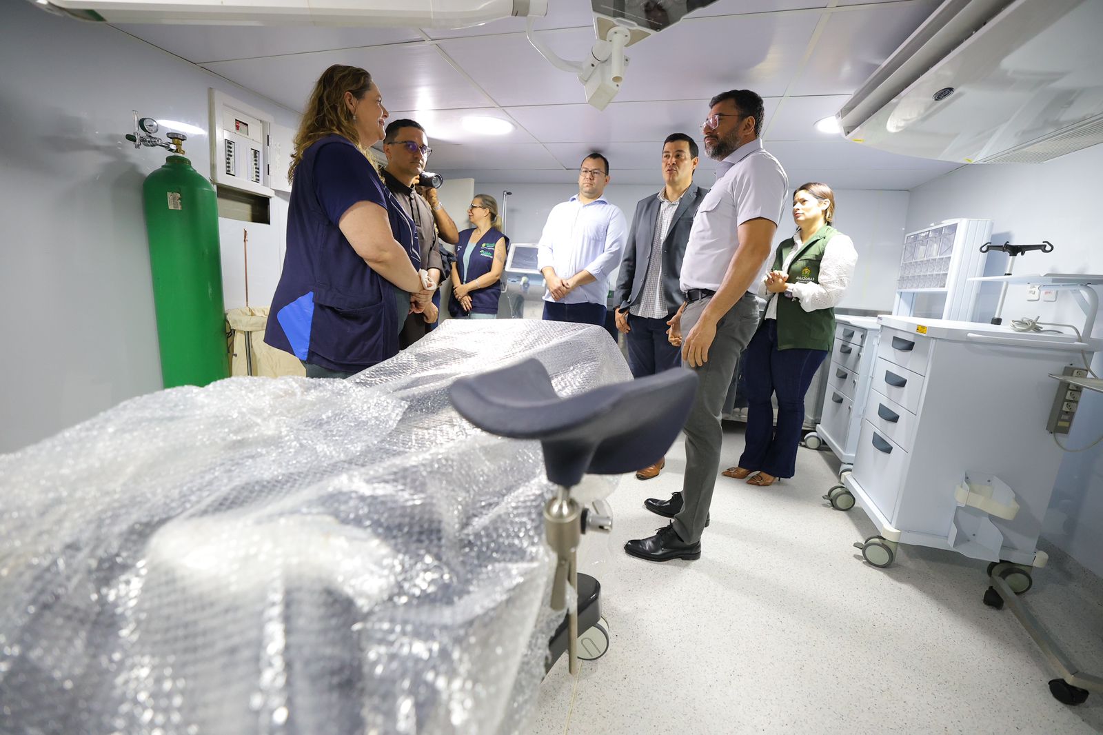 Governador Wilson Lima vistoria barco hospital que fará atendimentos de saúde para comunidades ribeirinhas