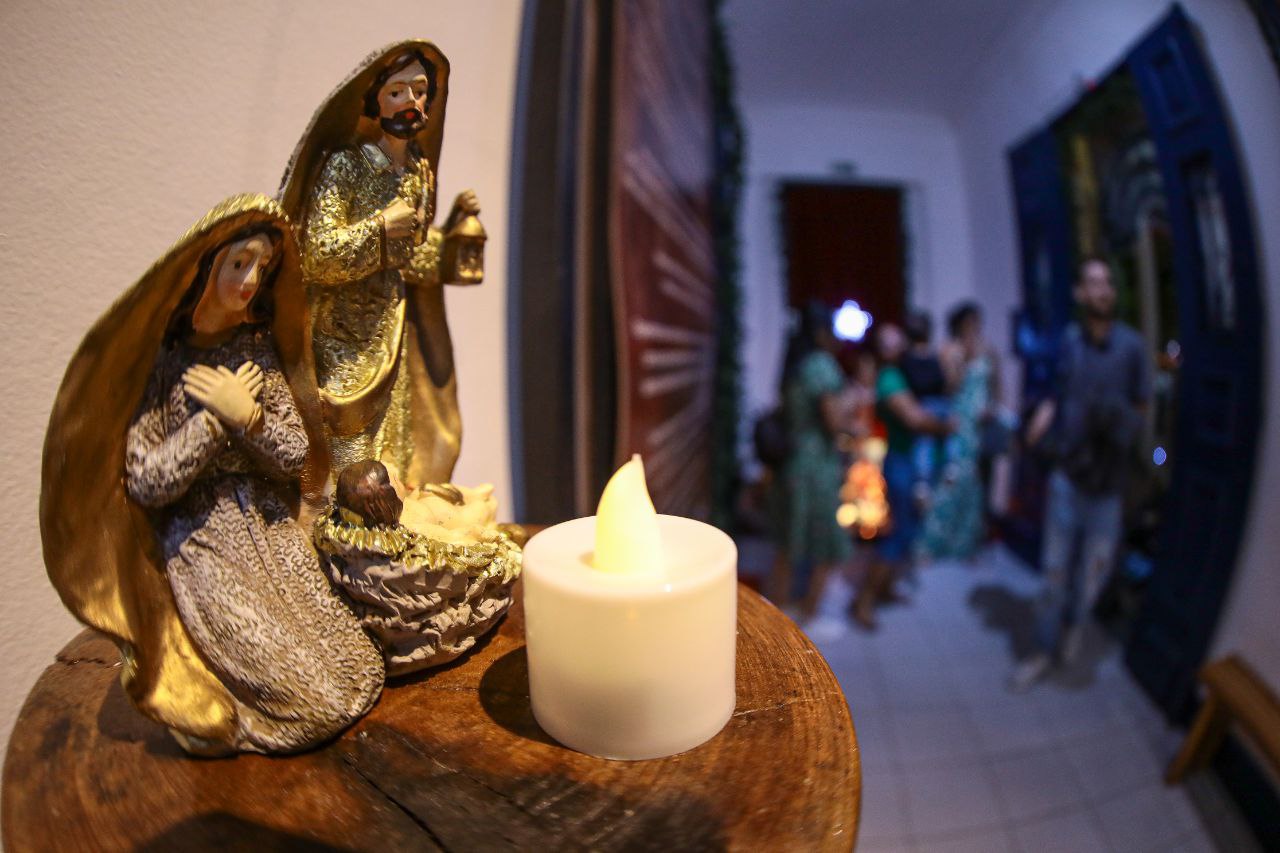 Atrações do entorno Outras atrações terão início neste domingo (1º/12), entre as quais, a Feira de Natal, organizada na rua Costa Azevedo, Centro. Serão 16 stands, beneficiando mais de 130 empreendedores locais de vários segmentos.
Também estarão funcionando, a Casa dos Brinquedos Encantados, na rua José Clemente, e a Fábrica do Papai Noel, que ocupa o prédio histórico do Centro Cultural Palácio da Justiça, na avenida Eduardo Ribeiro. Nestes dois locais, o acesso demanda agendamento prévio, via Portal da Cultura.
Na avenida Eduardo Ribeiro, o Teatro Gebes Medeiros abre as portas para a exposição “Amazônia em Festa Natalina - Presépios: Tradição e Originalidade”. Entrada livre, sem agendamento.
Outra novidade deste ano, é o aplicativo O Mundo Encantado do Natal, que traz a programação completa da temporada, dias e horários de funcionamento dos espaços, além de jogos com captura de figurinhas, espalhadas virtualmente no Largo de São Sebastião. A partir deste domingo, a ferramenta estará disponível para download, nas lojas de aplicativos.
A árvore de Natal e a ornamentação do Largo de São Sebastião seguirão até 6 de janeiro de 2025. A próxima estreia da temporada, será do musical de Natal “Pedro e Paula", no dia 8 de dezembro, no Teatro Amazonas. Ao todo, serão 20 récitas até 23 de dezembro, com agendamentos via Portal da Cultura.