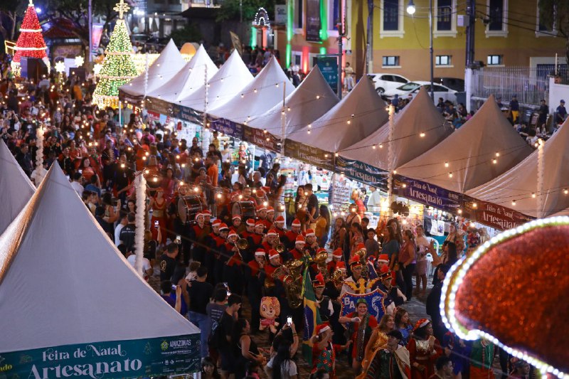 Atrações do entorno Outras atrações terão início neste domingo (1º/12), entre as quais, a Feira de Natal, organizada na rua Costa Azevedo, Centro. Serão 16 stands, beneficiando mais de 130 empreendedores locais de vários segmentos.
Também estarão funcionando, a Casa dos Brinquedos Encantados, na rua José Clemente, e a Fábrica do Papai Noel, que ocupa o prédio histórico do Centro Cultural Palácio da Justiça, na avenida Eduardo Ribeiro. Nestes dois locais, o acesso demanda agendamento prévio, via Portal da Cultura.
Na avenida Eduardo Ribeiro, o Teatro Gebes Medeiros abre as portas para a exposição “Amazônia em Festa Natalina - Presépios: Tradição e Originalidade”. Entrada livre, sem agendamento.
Outra novidade deste ano, é o aplicativo O Mundo Encantado do Natal, que traz a programação completa da temporada, dias e horários de funcionamento dos espaços, além de jogos com captura de figurinhas, espalhadas virtualmente no Largo de São Sebastião. A partir deste domingo, a ferramenta estará disponível para download, nas lojas de aplicativos.
A árvore de Natal e a ornamentação do Largo de São Sebastião seguirão até 6 de janeiro de 2025. A próxima estreia da temporada, será do musical de Natal “Pedro e Paula", no dia 8 de dezembro, no Teatro Amazonas. Ao todo, serão 20 récitas até 23 de dezembro, com agendamentos via Portal da Cultura.