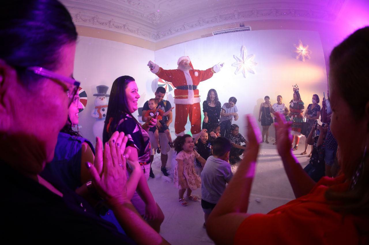 Atrações do entorno Outras atrações terão início neste domingo (1º/12), entre as quais, a Feira de Natal, organizada na rua Costa Azevedo, Centro. Serão 16 stands, beneficiando mais de 130 empreendedores locais de vários segmentos.
Também estarão funcionando, a Casa dos Brinquedos Encantados, na rua José Clemente, e a Fábrica do Papai Noel, que ocupa o prédio histórico do Centro Cultural Palácio da Justiça, na avenida Eduardo Ribeiro. Nestes dois locais, o acesso demanda agendamento prévio, via Portal da Cultura.
Na avenida Eduardo Ribeiro, o Teatro Gebes Medeiros abre as portas para a exposição “Amazônia em Festa Natalina - Presépios: Tradição e Originalidade”. Entrada livre, sem agendamento.
Outra novidade deste ano, é o aplicativo O Mundo Encantado do Natal, que traz a programação completa da temporada, dias e horários de funcionamento dos espaços, além de jogos com captura de figurinhas, espalhadas virtualmente no Largo de São Sebastião. A partir deste domingo, a ferramenta estará disponível para download, nas lojas de aplicativos.
A árvore de Natal e a ornamentação do Largo de São Sebastião seguirão até 6 de janeiro de 2025. A próxima estreia da temporada, será do musical de Natal “Pedro e Paula", no dia 8 de dezembro, no Teatro Amazonas. Ao todo, serão 20 récitas até 23 de dezembro, com agendamentos via Portal da Cultura.