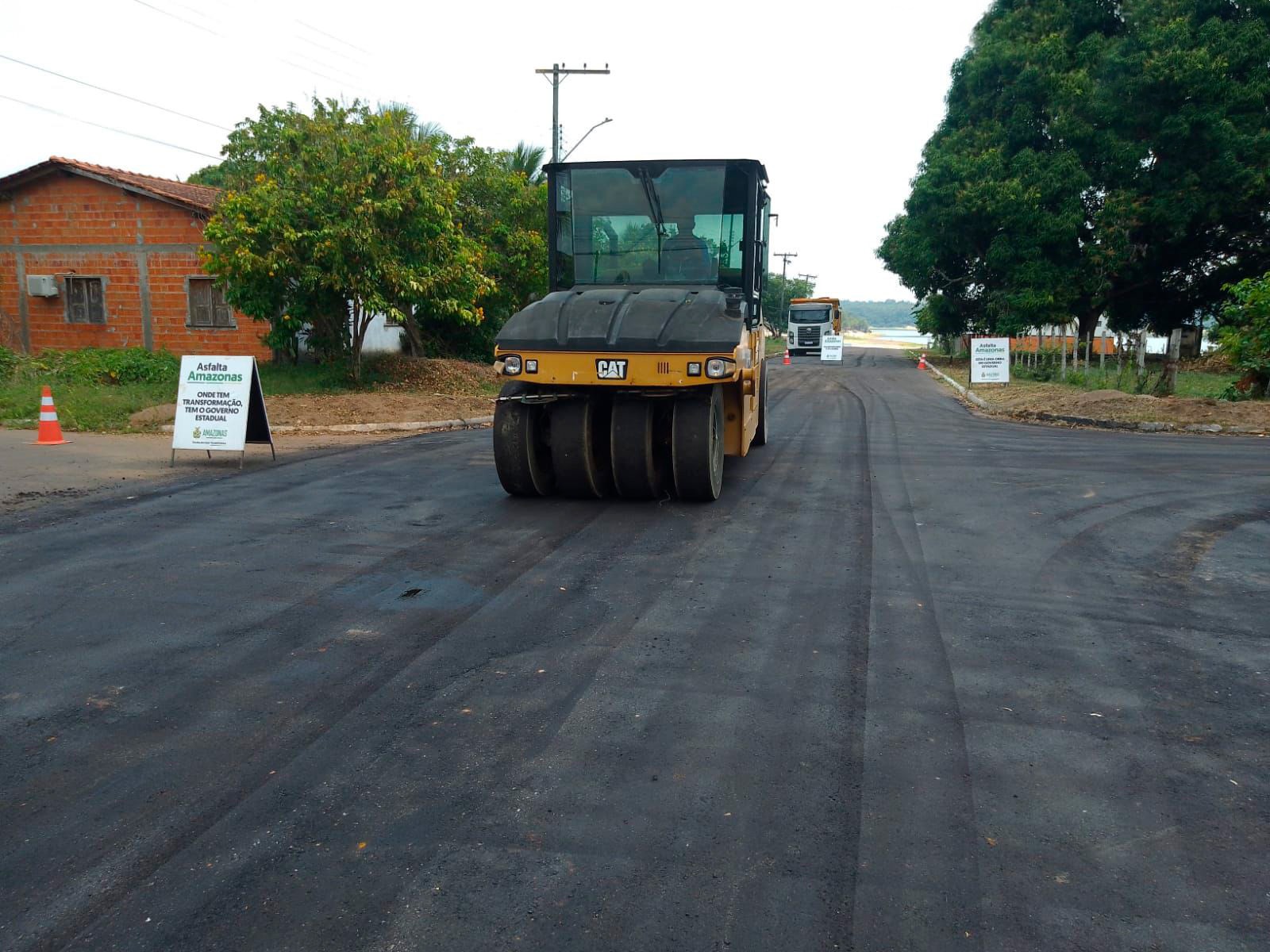 Cerca de 7 quilômetros de asfalto novo estão sendo aplicados nas duas comunidades 

O Governo do Amazonas concluiu a pavimentação asfáltica na agrovila do Mocambo e iniciou os serviços no Caburi, em Parintins (a 369 quilômetros de Manaus). Os investimentos em pavimentação asfáltica nessas duas comunidades somam cerca de R$ 10 milhões. As ações fazem parte do programa Asfalta Amazonas, realizado pela Unidade Gestora de Projetos Especiais (UGPE), da Secretaria de Estado de Desenvolvimento Urbano e Metropolitano (Sedurb).

No Mocambo, receberam recapeamento a Avenida São João, Rua 24 de Junho, Maria do Rosário, Nossa Senhora de Lourdes, Emídio Lopes, Nossa Senhora do Carmo, Santo Agostinho e José Graça Caldeira, totalizando aproximadamente 3,6 quilômetros de asfalto.

O morador Mateus Sarmento Pinto, que vive há mais de 20 anos na agrovila, ressaltou a importância das obras para melhorar a qualidade de vida na comunidade. “Agradecemos ao governador Wilson Lima por ter mandado resolver essa situação. Estávamos necessitando muito do asfaltamento em nossa comunidade, por conta da situação precária de muitas ruas”, disse.

O presidente do Distrito do Mocambo do Arari, Reubem Teixeira, também agradeceu as melhorias realizada na região. “Toda ajuda é bem-vinda. Nossa comunidade estava precisando. Já temos mais de 8 mil habitantes”, relatou.

No Caburi, foram concluídos os serviços nas ruas 4 de Agosto, 15 de Agosto e Travessa José Petrolino e, atualmente, seguem na Rua João da Mata.  O morador da vila Loreto Tavares falou sobre as melhorias que o asfalto proporciona, dentre as quais, a redução nos acidentes de trânsito. “Ultimamente, estavam acontecendo acidentes, os buracos estavam críticos, então, desde já, a gente espera que isso melhore o trânsito na Agrovila. Estávamos precisando desse serviço e o Governo fez. Agradecemos, pois, com certeza, vai melhorar a nossa comunidade”.

Desde 2019, o Governo do Estado já realizou a pavimentação de 97 ruas de Parintins.

O Asfalta Amazonas acontece simultaneamente em 33 municípios para promover melhorias no sistema viário da capital e interior, com o intuito de apoiar na recuperação dos sistemas viários.  Os serviços estão sendo realizados por meio de convênios ou por execução direta da UGPE e da Secretaria de Estado de Infraestrutura (Seinfra).