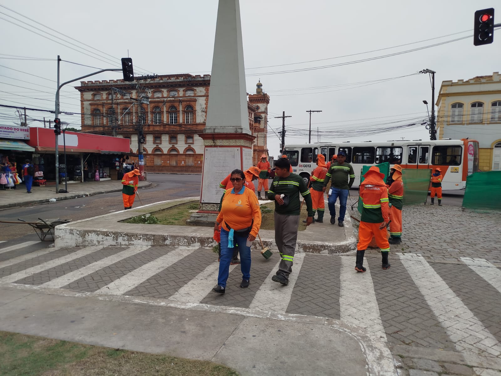Prefeitura realiza operação no centro de Manaus com foco em limpeza e organização