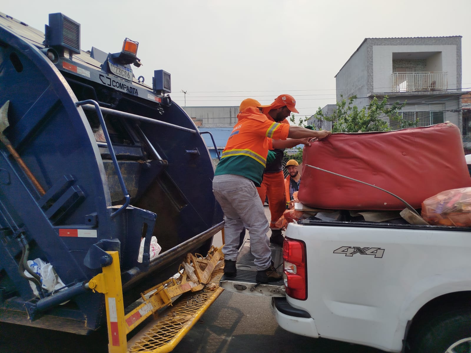 Prefeitura realiza operação no centro de Manaus com foco em limpeza e organização