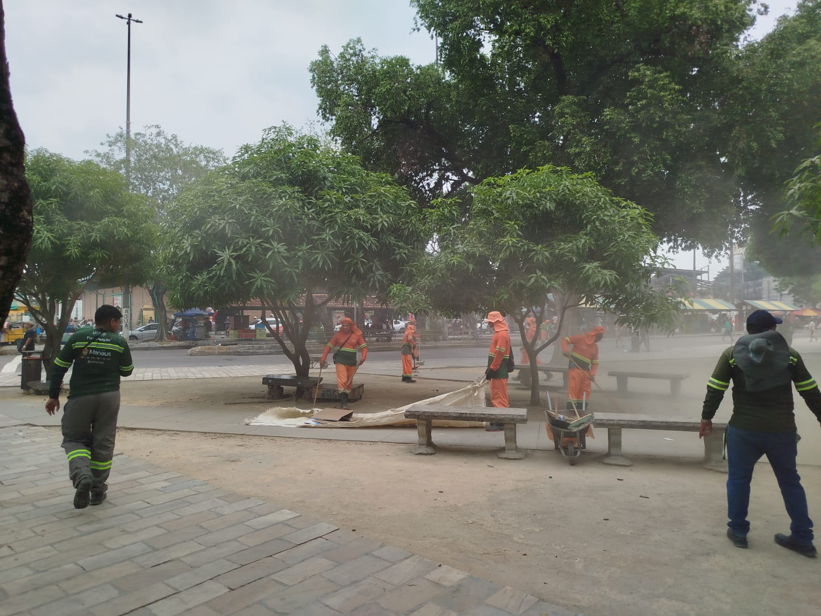 Prefeitura realiza operação no centro de Manaus com foco em limpeza e organização