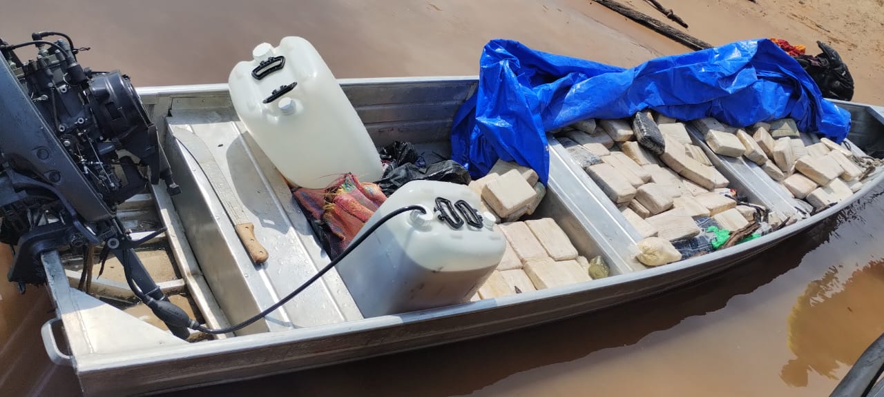 Base Arpão 2: PMAM prende dupla transportando mais de 300 kg de drogas em uma canoa em Barcelos