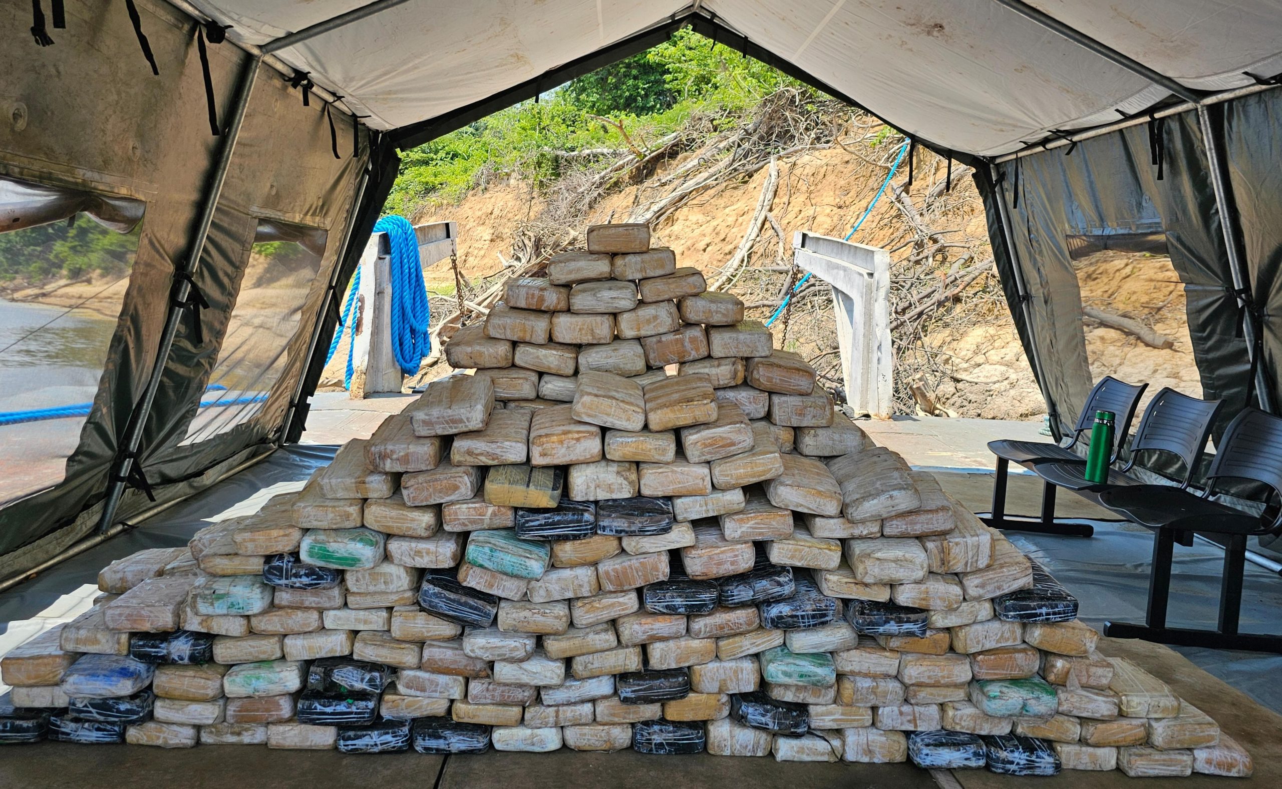 Base Arpão 2: PMAM prende dupla transportando mais de 300 kg de drogas em uma canoa em Barcelos