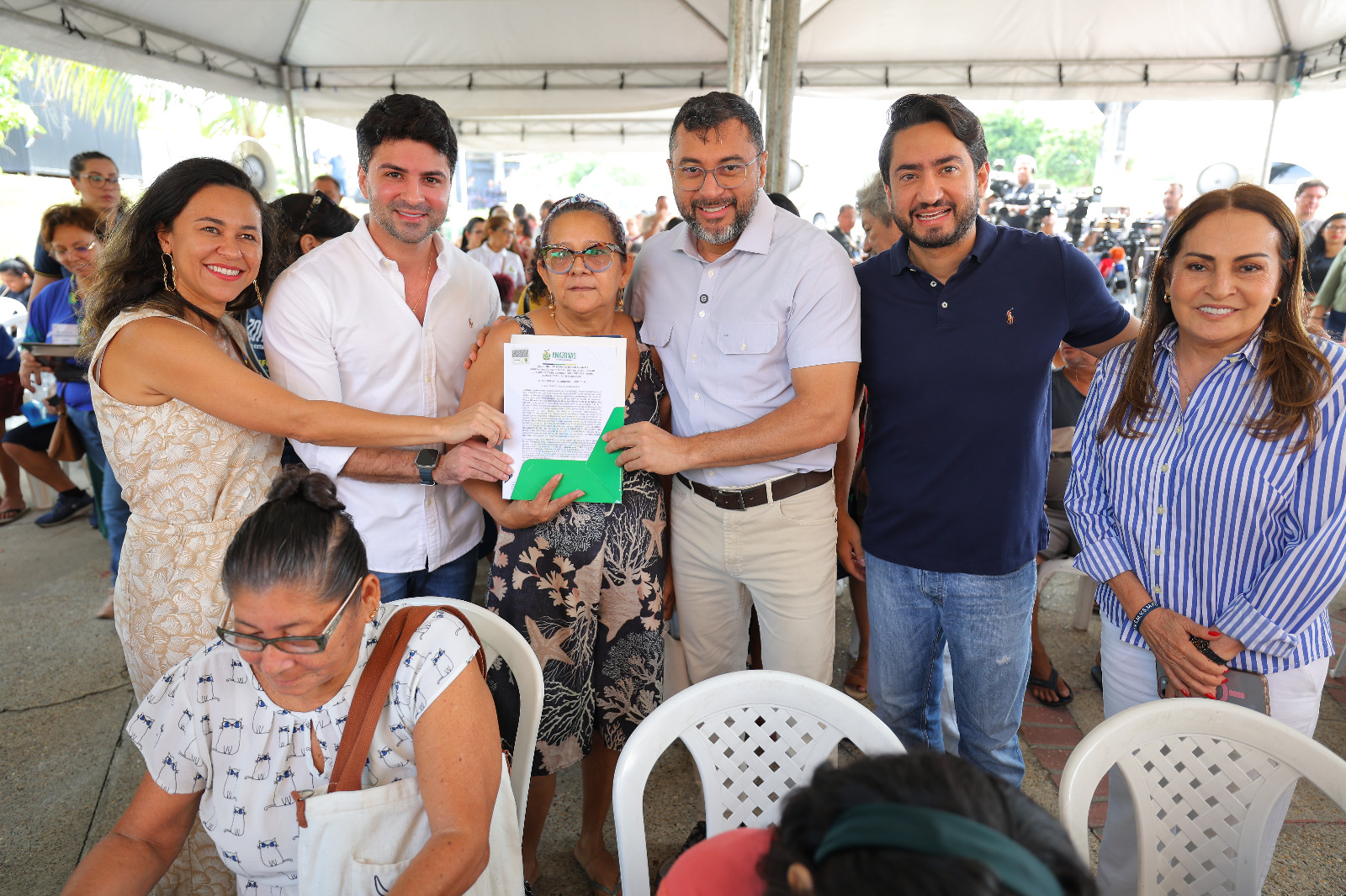 Amazonas Meu Lar 

O maior programa habitacional do Estado, o Amazonas Meu Lar, prevê até 33 mil regularizações fundiárias de imóveis e terrenos, com entrega de títulos. Com essa linha de atendimento, 17,3 mil famílias já foram beneficiadas e seus imóveis passaram a ter um maior valor na região, dispondo de segurança jurídica, facilidade na comercialização e abrindo margem para financiamento bancário.

Para a ação no Residencial Gilberto Mestrinho, as 372 famílias foram convocadas para apresentar os documentos necessários e, finalmente, ter acesso ao título definitivo do imóvel.

O industriário Stanley Castro, de 42 anos, mora com a esposa e dois filhos no Parque Residencial Gilberto Mestrinho. Eles esperavam há mais de uma década pelo documento viabilizado pelo Governo do Amazonas.

“Esse momento representa que a casa realmente é minha e tenho essa segurança agora. Todos estamos muito felizes, porque é o cumprimento da palavra do governador, que fala e faz. Agradeço muito ao Governo do Amazonas”, disse o morador.

Feirão Amazonas Meu Lar

O Governo do Estado realiza, no sábado e domingo (16 e 17/11), o 1º Feirão do Programa Amazonas Meu Lar. O evento tem como foco a linha de atendimento Subsídio Entrada do Meu Lar, voltado para o público interessado em financiamento de unidade habitacional.

O subsídio estadual é para auxiliar no pagamento da entrada do financiamento de unidade habitacional adquirida através do programa federal Minha Casa, Minha Vida. O feirão acontecerá no Centro de Convenções Vasco Vasques, na zona centro-sul de Manaus, das 9h às 19h.

Durante o feirão, haverá estandes das construtoras, com empreendimentos credenciados no programa Amazonas Meu Lar, na linha do Subsídio Entrada do Meu Lar. Os interessados em financiar um apartamento usando a Entrada do Meu Lar, poderão fazer o pré-cadastro e avaliação de crédito no local. Também haverá estande de serviços dos órgãos estaduais envolvidos no programa.

 