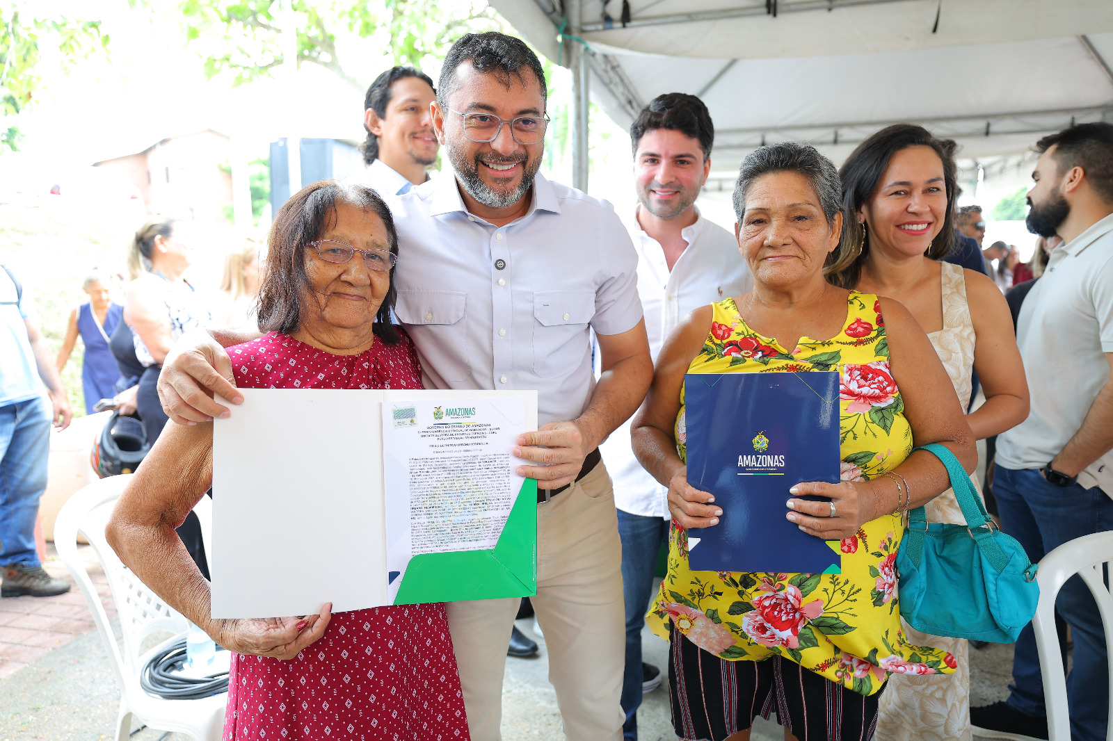 Amazonas Meu Lar 

O maior programa habitacional do Estado, o Amazonas Meu Lar, prevê até 33 mil regularizações fundiárias de imóveis e terrenos, com entrega de títulos. Com essa linha de atendimento, 17,3 mil famílias já foram beneficiadas e seus imóveis passaram a ter um maior valor na região, dispondo de segurança jurídica, facilidade na comercialização e abrindo margem para financiamento bancário.

Para a ação no Residencial Gilberto Mestrinho, as 372 famílias foram convocadas para apresentar os documentos necessários e, finalmente, ter acesso ao título definitivo do imóvel.

O industriário Stanley Castro, de 42 anos, mora com a esposa e dois filhos no Parque Residencial Gilberto Mestrinho. Eles esperavam há mais de uma década pelo documento viabilizado pelo Governo do Amazonas.

“Esse momento representa que a casa realmente é minha e tenho essa segurança agora. Todos estamos muito felizes, porque é o cumprimento da palavra do governador, que fala e faz. Agradeço muito ao Governo do Amazonas”, disse o morador.

Feirão Amazonas Meu Lar

O Governo do Estado realiza, no sábado e domingo (16 e 17/11), o 1º Feirão do Programa Amazonas Meu Lar. O evento tem como foco a linha de atendimento Subsídio Entrada do Meu Lar, voltado para o público interessado em financiamento de unidade habitacional.

O subsídio estadual é para auxiliar no pagamento da entrada do financiamento de unidade habitacional adquirida através do programa federal Minha Casa, Minha Vida. O feirão acontecerá no Centro de Convenções Vasco Vasques, na zona centro-sul de Manaus, das 9h às 19h.

Durante o feirão, haverá estandes das construtoras, com empreendimentos credenciados no programa Amazonas Meu Lar, na linha do Subsídio Entrada do Meu Lar. Os interessados em financiar um apartamento usando a Entrada do Meu Lar, poderão fazer o pré-cadastro e avaliação de crédito no local. Também haverá estande de serviços dos órgãos estaduais envolvidos no programa.

 