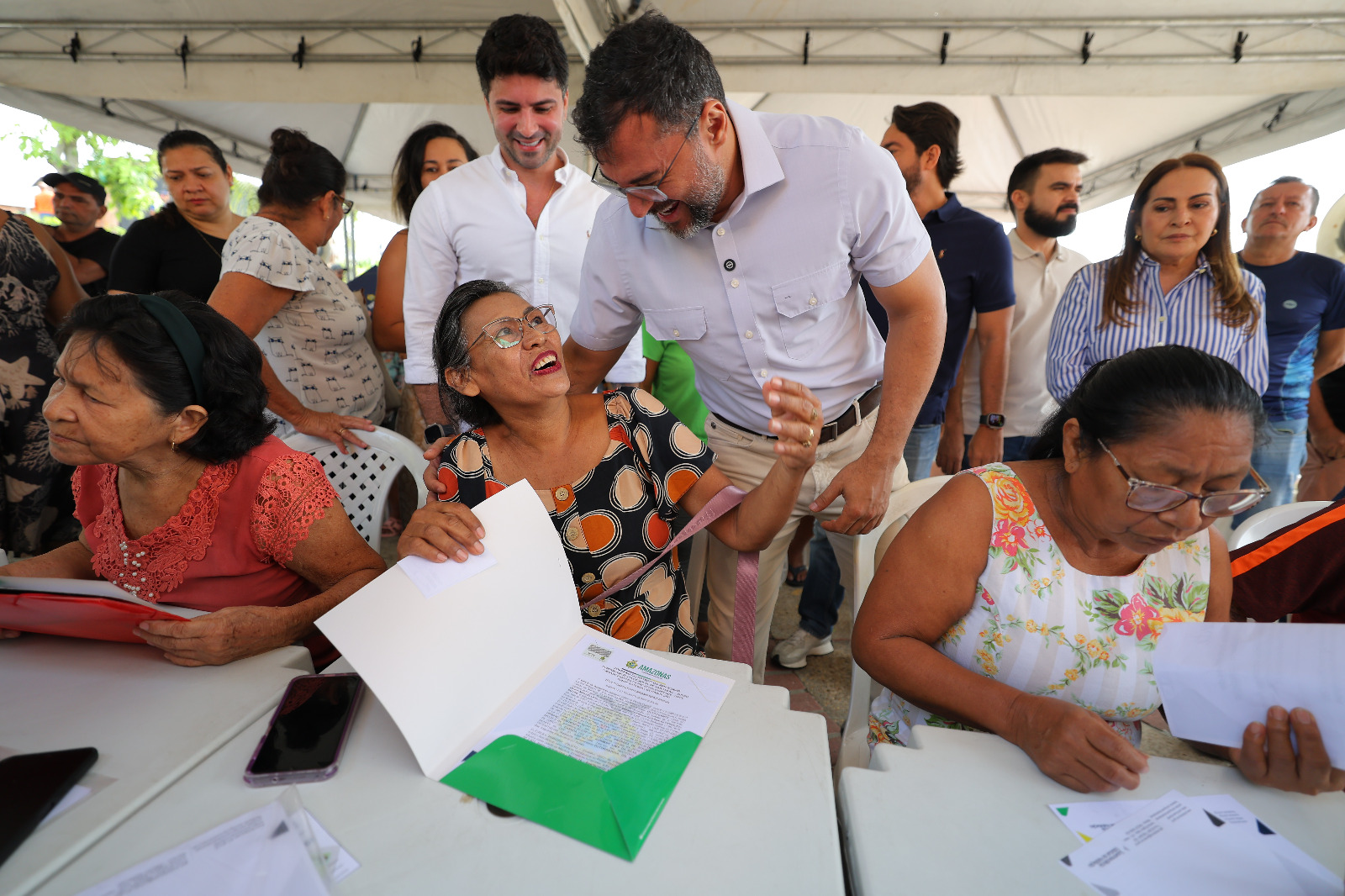 Amazonas Meu Lar 

O maior programa habitacional do Estado, o Amazonas Meu Lar, prevê até 33 mil regularizações fundiárias de imóveis e terrenos, com entrega de títulos. Com essa linha de atendimento, 17,3 mil famílias já foram beneficiadas e seus imóveis passaram a ter um maior valor na região, dispondo de segurança jurídica, facilidade na comercialização e abrindo margem para financiamento bancário.

Para a ação no Residencial Gilberto Mestrinho, as 372 famílias foram convocadas para apresentar os documentos necessários e, finalmente, ter acesso ao título definitivo do imóvel.

O industriário Stanley Castro, de 42 anos, mora com a esposa e dois filhos no Parque Residencial Gilberto Mestrinho. Eles esperavam há mais de uma década pelo documento viabilizado pelo Governo do Amazonas.

“Esse momento representa que a casa realmente é minha e tenho essa segurança agora. Todos estamos muito felizes, porque é o cumprimento da palavra do governador, que fala e faz. Agradeço muito ao Governo do Amazonas”, disse o morador.

Feirão Amazonas Meu Lar

O Governo do Estado realiza, no sábado e domingo (16 e 17/11), o 1º Feirão do Programa Amazonas Meu Lar. O evento tem como foco a linha de atendimento Subsídio Entrada do Meu Lar, voltado para o público interessado em financiamento de unidade habitacional.

O subsídio estadual é para auxiliar no pagamento da entrada do financiamento de unidade habitacional adquirida através do programa federal Minha Casa, Minha Vida. O feirão acontecerá no Centro de Convenções Vasco Vasques, na zona centro-sul de Manaus, das 9h às 19h.

Durante o feirão, haverá estandes das construtoras, com empreendimentos credenciados no programa Amazonas Meu Lar, na linha do Subsídio Entrada do Meu Lar. Os interessados em financiar um apartamento usando a Entrada do Meu Lar, poderão fazer o pré-cadastro e avaliação de crédito no local. Também haverá estande de serviços dos órgãos estaduais envolvidos no programa.

 