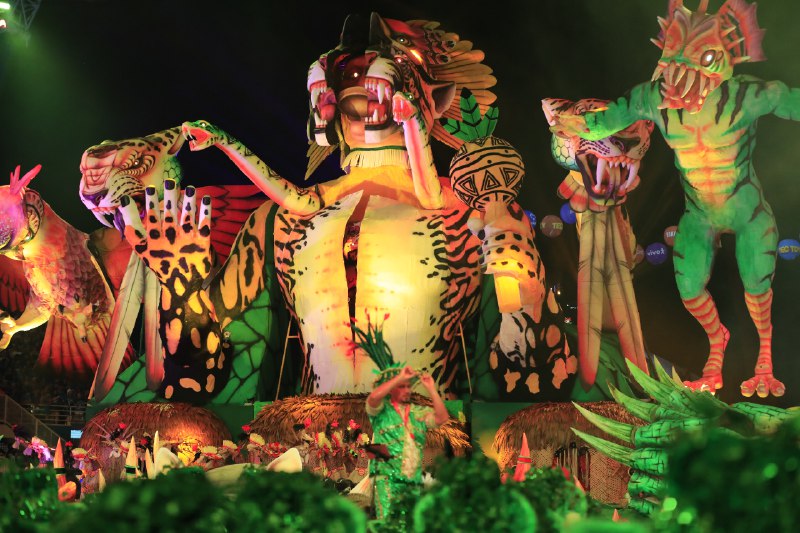 Projetos valorizam a cultura e a arte amazonenses, além de estimular a economia da cultura, gerando emprego e rendaNa data em que é celebrado o Dia Nacional da Cultura, festejado em 5 de Novembro, o Governo do Amazonas, por intermédio da Secretaria de Cultura e Economia Criativa, tem muito a comemorar. Somente em 2023, foram realizadas 3003 atividades culturais envolvendo um público superior a 3 milhões de pessoas.
Se forem somados os números desde 2019, quando começou a gestão do governador Wilson Lima, as bibliotecas, teatros e cine teatros, museus, centros culturais, galerias, parques e praças e Liceu de Artes e Ofícios receberam um total de 12,9 milhões de pessoas, de acordo com dados do setor de Planejamento da Secretaria de Cultura.
Foram mais de 12,4 mil atividades e apresentações de música, teatro, dança, artes visuais, literatura, hip-hop, exposições, cinema e outras diversas manifestações culturais realizadas, tanto na capital quanto no
interior do estado.
A cultura e a arte podem ser consumidas em todas as suas formas e expressões, nas mais variadas linguagens, nos 50 espaços mantidos e coordenados pelo Governo do Amazonas. “O Governo do Amazonas dedica uma atenção especial ao setor, proporcionando a artistas, fazedores de cultura e à economia da cultura um desenvolvimento cada vez mais constante e sólido”, afirma o secretário em exercício de Cultura e Economia Criativa, Candido Jeremias
As ações voltadas à valorização das manifestações culturais do Amazonas, como a popularização, descentralização e potencialização das atividades no interior, também recebem o apoio da administração estadual da cultura, quer seja financeiro, logístico, ou até mesmo com a organização dos eventos e ações, contratação de serviços, entre outras formas de apoio e fomento.
Carnaval, Festivais de Ópera, Jazz, Circo, Dança, Cultura Popular, Festivais Folclóricos como o do Amazonas e de Parintins, O Mundo Encantado do Natal, além de outras milhares ações realizadas movimentam a cadeia produtiva da cultura, com postos de trabalho diretos e indiretos, gerando renda para trabalhadores como costureiras, artistas, cabeleireiros, maquiadores, profissionais da segurança, motoristas de aplicativos entre outros profissionais autônomos, mostrando a importância desses eventos para a economia amazonense.
