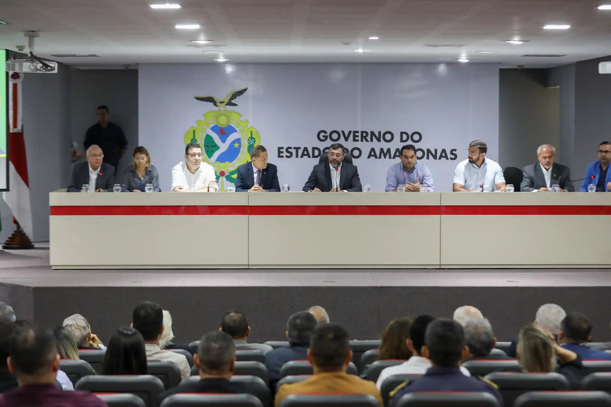 Wilson Lima anuncia injeção de R$ 1,6 bilhão na economia com pagamento do 13°, salário de dezembro e Auxílio Estadual
