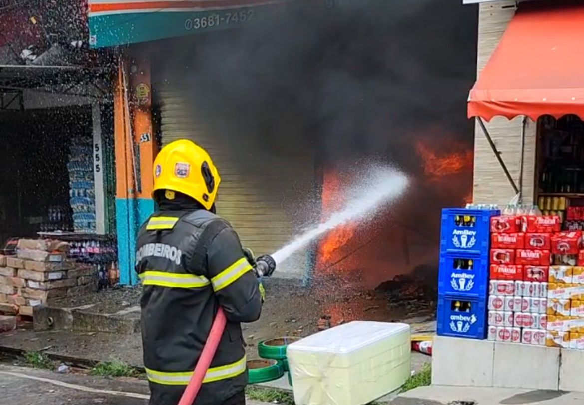 Ao todo, 63 bombeiros e 18 viaturas foram empregados
