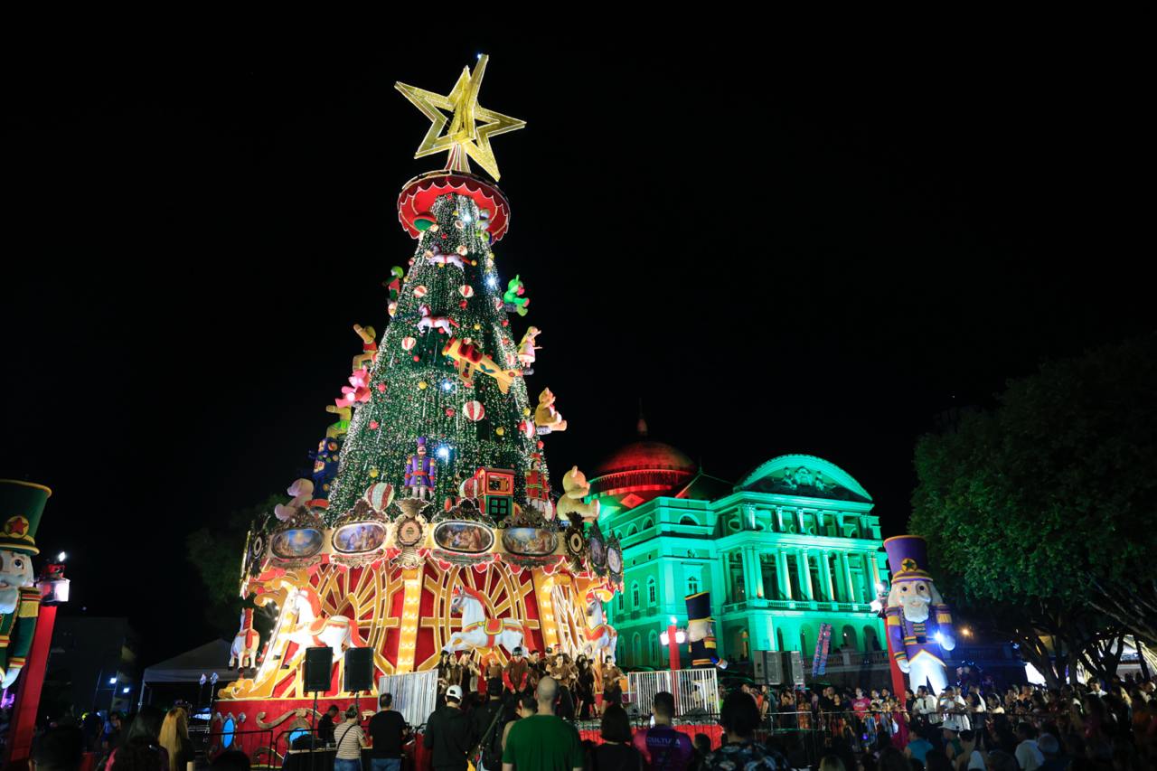 O Mundo Encantado do Natal marca o último dia de apresentações no Largo de São Sebastião e celebra o espírito natalino