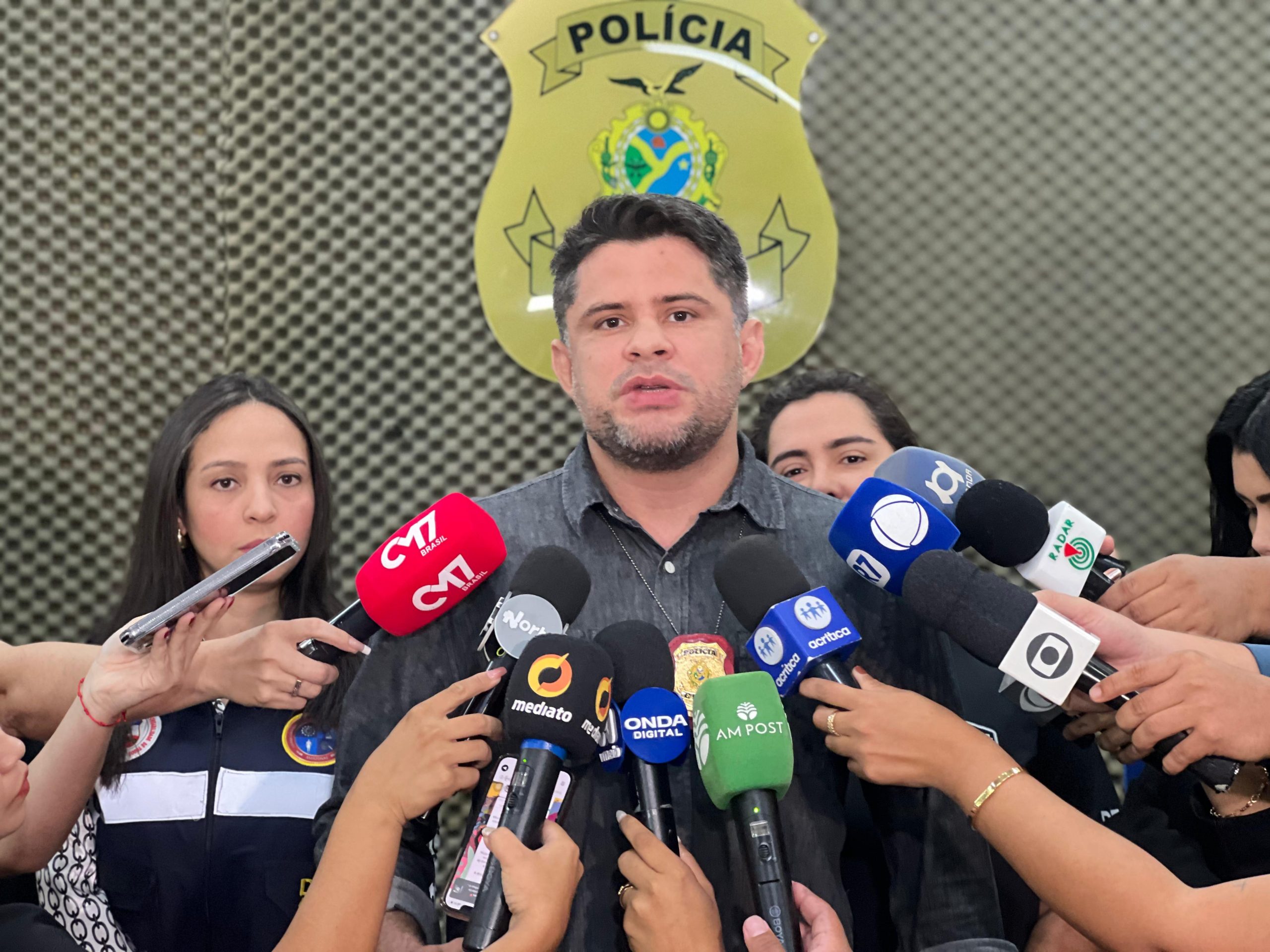 Polícia Civil prende comerciante que manteve em cárcere e torturou homem em tabacaria, no bairro Jorge Teixeira