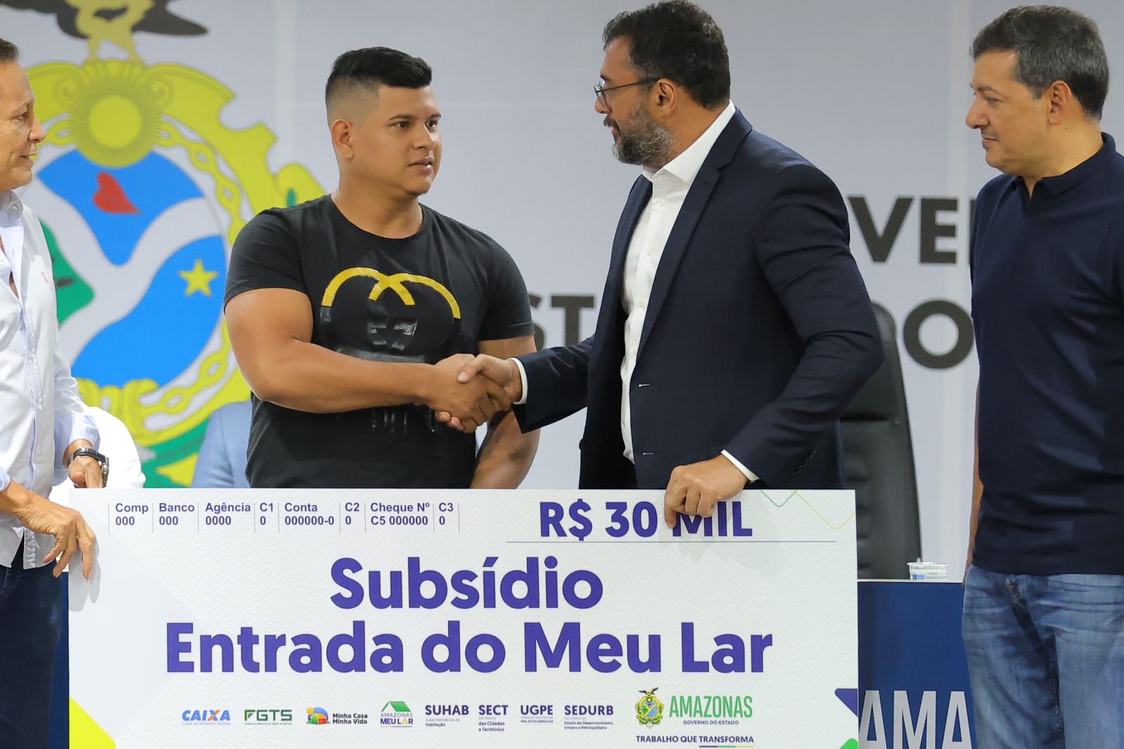 Governador Wilson Lima efetua pagamentos às famílias contempladas por subsídio do Amazonas Meu Lar