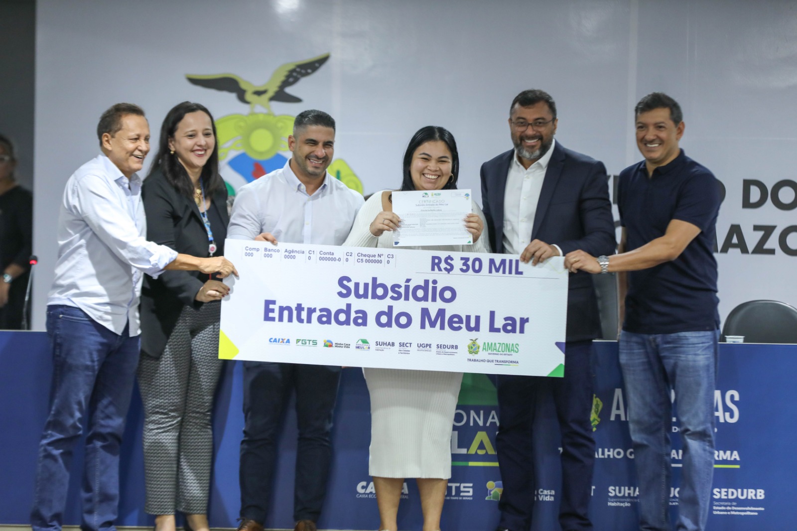 Governador Wilson Lima efetua pagamentos às famílias contempladas por subsídio do Amazonas Meu Lar