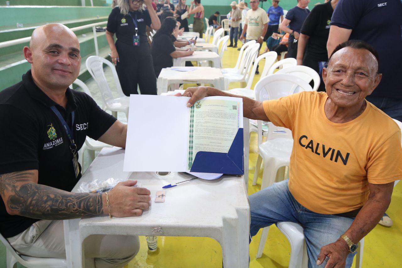 Na semana do Natal, governador Wilson Lima entrega 400 títulos definitivos para moradores de Novo Airão