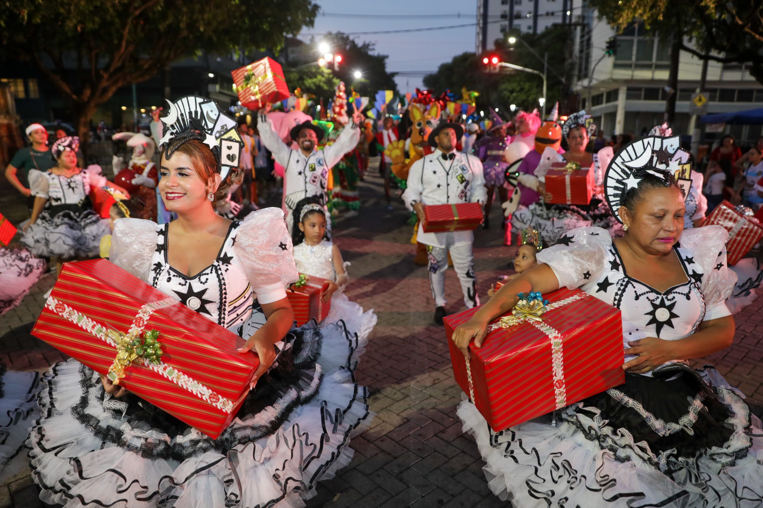 Multidão lota Largo de São Sebastião para acompanhar abertura oficial da temporada natalina