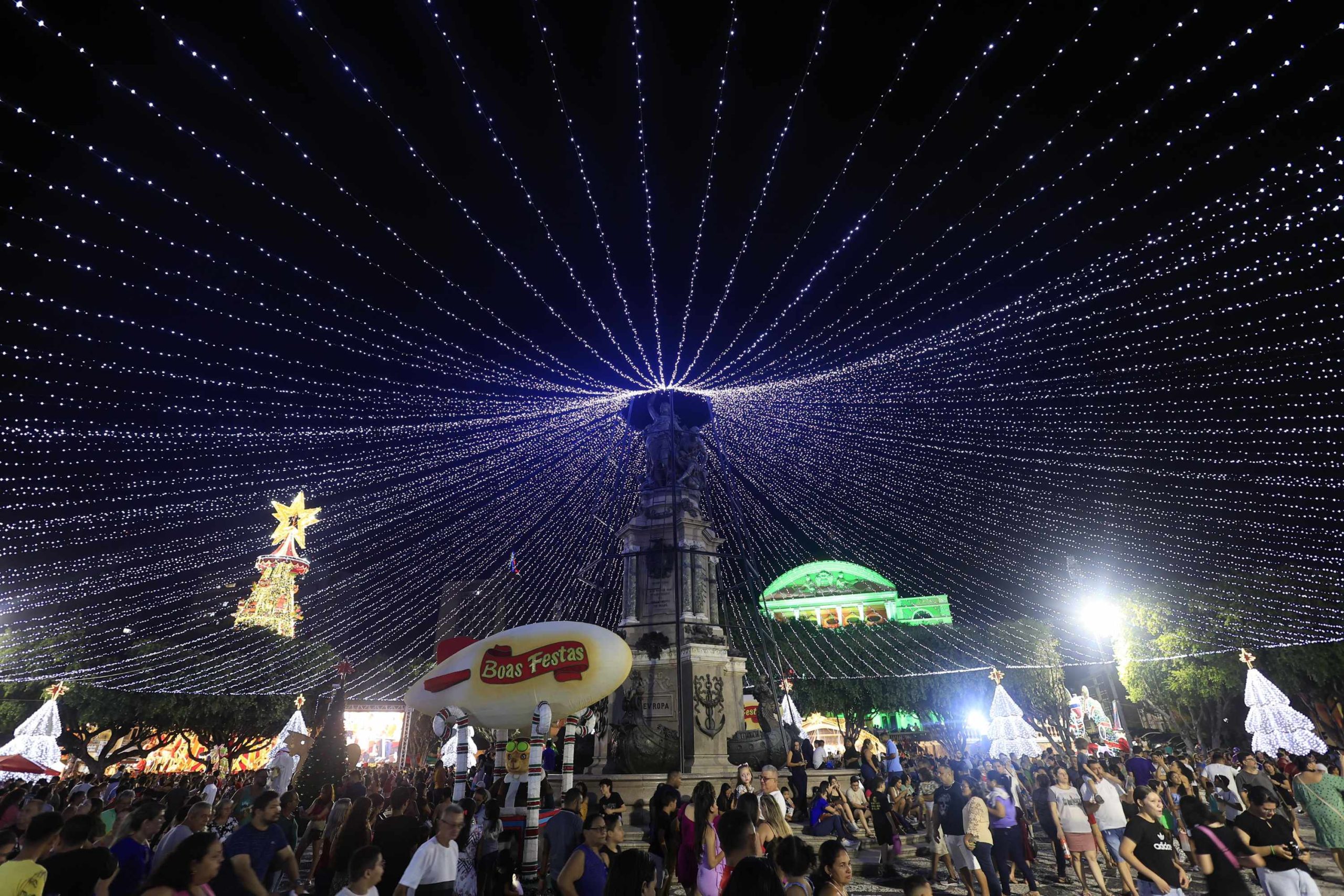 Multidão lota Largo de São Sebastião para acompanhar abertura oficial da temporada natalina