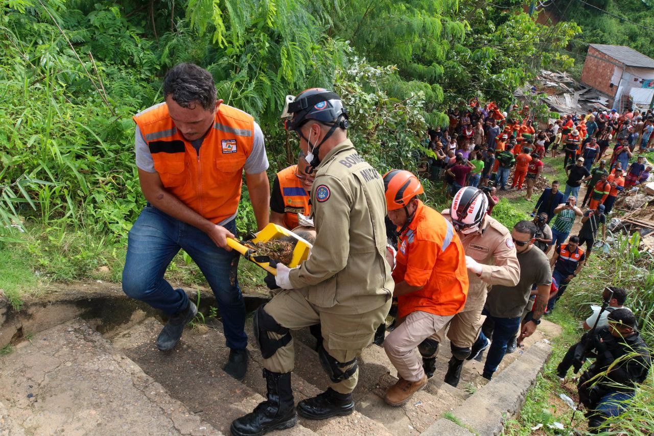 Governo do Amazonas mobiliza operação de resgate de vítimas de deslizamento de terra no bairro Redenção