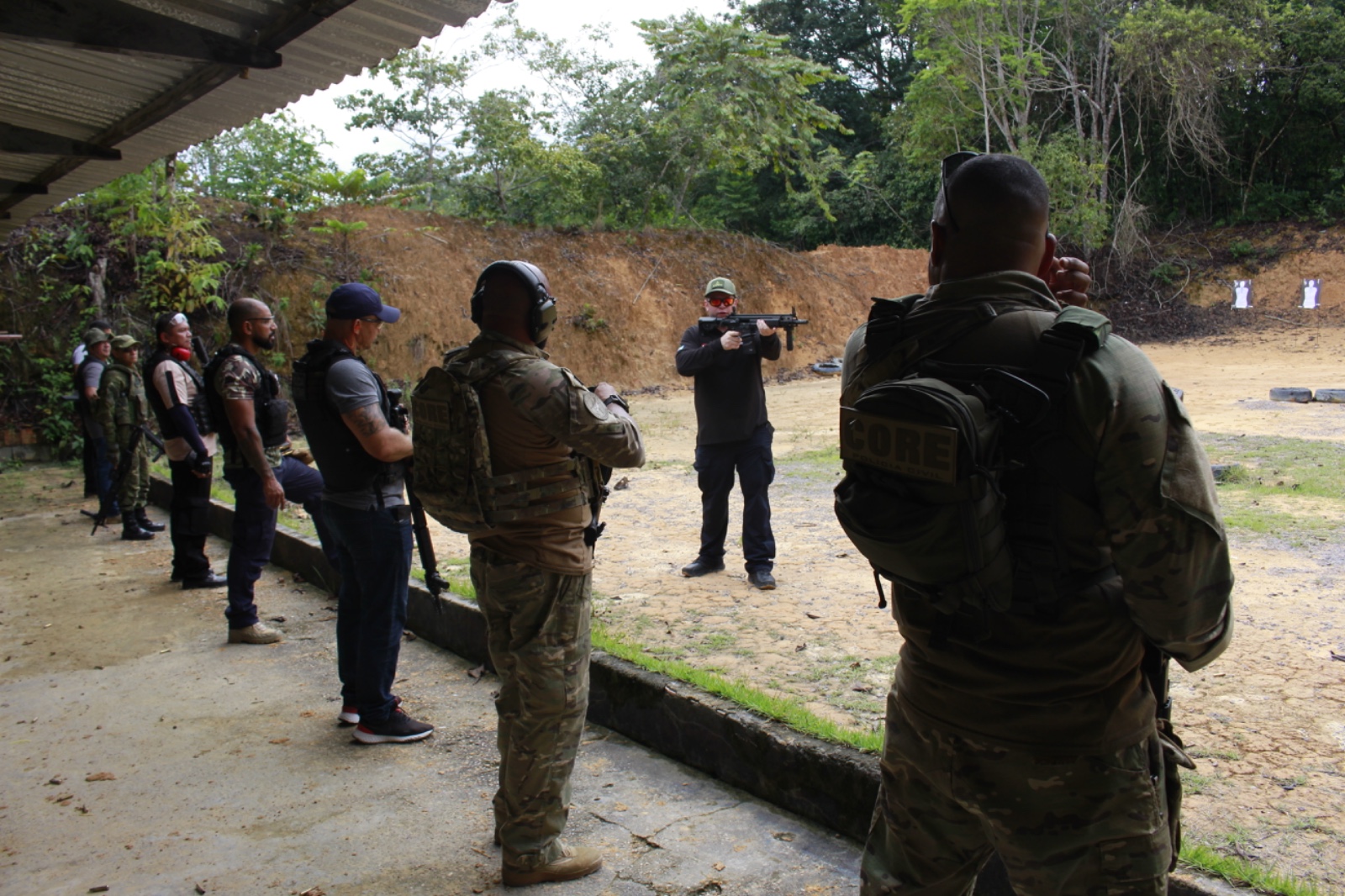 Policiais Civis e Militares recebem instrução para manuseio de novos armamentos adquiridos pelo Governo do Amazonas