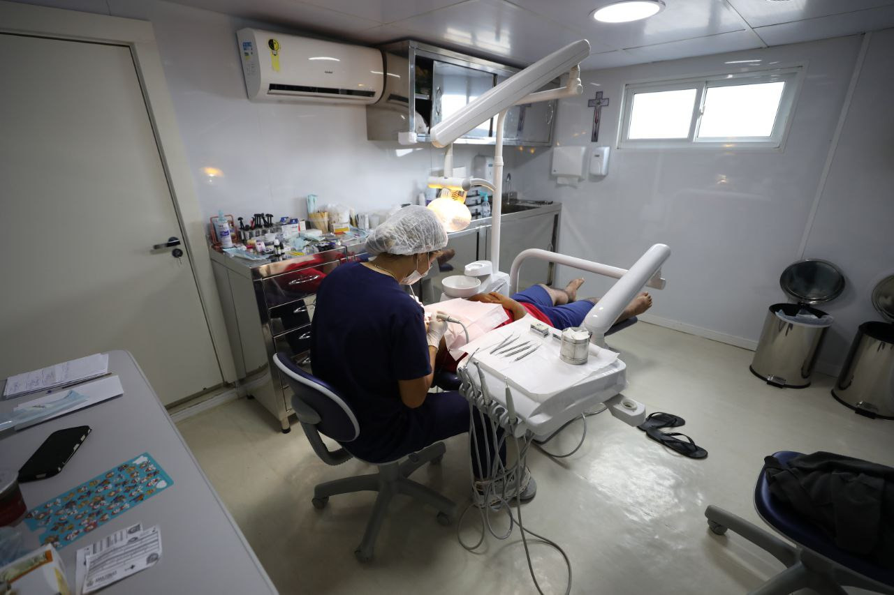 Governador Wilson Lima apresenta Barco Hospital São João XXIII à ministra da Saúde e destaca mais de 5,5 mil atendimentos em ações