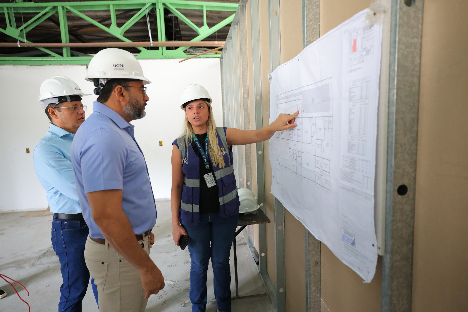 Reforma e ampliação
Coordenada pela Unidade Gestora de Projetos Especiais (UGPE), as obras de revitalização no Hospital Francisca Mendes avançam seguindo o cronograma definido pela Secretaria de Estado de Saúde (SES-AM) para a entrega de novos serviços e ampliação de 57 leitos. Com o aumento, a unidade contará com 204 leitos na unidade, um aumento de 38% na capacidade instalada que, atualmente, conta com 147, entre leitos clínicos e de UTI.
Outras intervenções incluem a sala de ressonância magnética, espaço já reformado que recebeu três leitos. A hemodinâmica também passou por adequações e ampliação para a instalação de quatro novos leitos de apoio ao equipamento recém-instalado.
Na programação das obras há, ainda, a reforma do heliponto, instalação de nova cobertura, reforma do estacionamento, revitalização do laboratório, revisão e manutenção das instalações elétricas, hidráulicas e de combate a incêndio, além da instalação de forro e climatização das novas áreas. O investimento total é de R$ 43 milhões, com previsão de conclusão para junho de 2026.
As obras no Hospital Francisca Mendes fazem parte dos investimentos que o Governo do Amazonas está fazendo na melhoria da infraestrutura da rede estadual de saúde, a exemplo do que ocorre nos Hospitais e Prontos-Socorros 28 de Agosto e Dr. João Lúcio Machado e nas unidades instaladas em todas as zonas da cidade.
Insumos
A unidade também encontra-se abastecida de suprimentos como OPMEs, insumos utilizados em procedimentos cardíacos. A SES-AM realiza a capacitação dos profissionais de enfermagem e logística de OPME para a implantação, a partir de março, da angioplastia primária, o que vai ampliar o acesso 24 horas para a rede de urgência e capacidade do Estado em atender infarto agudo do miocárdio.
Referência
Reconhecida como uma unidade referência em cardiologia, o Hospital Francisca Mendes é o único hospital do coração do Amazonas, atendendo pacientes de outros estados por meio do programa Tratamento Fora do Domicílio (TFD), com destaque para as cirurgias cardíacas neonatais.
Em 2024, a unidade ainda realizou 563 cirurgias cardíacas, sendo 403 procedimentos adultos e 160 pediátricos. Também foram realizadas 356 cirurgias vasculares e 4,5 mil procedimentos de hemodinâmica em todas as especialidades. Além disso, a unidade registrou mais de 40 mil atendimentos ambulatoriais.