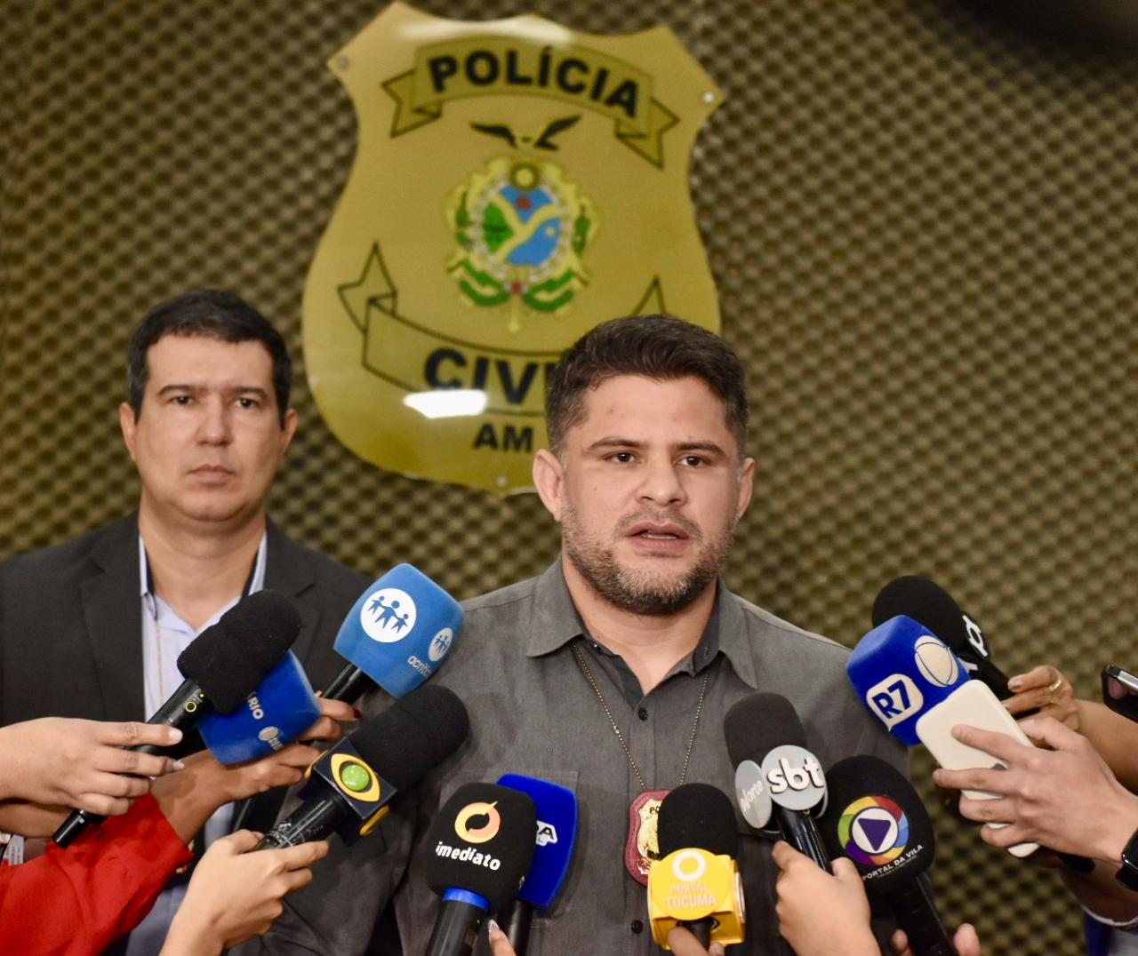 O Cerco Inteligente de Videomonitoramento, Paredão localizou um dos veículos usados na ação criminosa A Delegacia Especializada em Roubos e Furtos de Veículos (DERFV), da Polícia Civil do Amazonas (PC-AM), deflagrou, na quarta-feira (12/02), a Operação Pronta Resposta, que resultou na prisão de cinco homens envolvidos no roubo de cinco motocicletas em um galpão no bairro Tarumã, zona Oeste de Manaus. As prisões ocorreram seis dias após o crime. Os presos foram identificados como Eduardo Abensur Fernandes Filho, 20 anos; Edson Souza dos Santos, 23 anos; Hudson Souza dos Santos, 26 anos; Roberto da Silva e Silva, 21 anos; e Wysthon Cavalcante da Silva, 21 anos. O caso foi apresentado nesta quinta-feira (13/02), durante uma coletiva de imprensa na sede da Delegacia Geral (DG), localizada na avenida Pedro Teixeira, bairro Dom Pedro, zona centro-oeste. O delegado-geral adjunto da PC-AM, Guilherme Torres, esclareceu que o crime não ocorreu em uma empresa terceirizada responsável pela custódia de veículos apreendidos. “Foi constatado que um dos funcionários da empresa, ainda não identificado, facilitou o crime, repassando informações ao grupo. Ao todo, cinco motocicletas foram subtraídas do galpão. No entanto, em menos de uma semana, a equipe da DERFV prendeu os autores e recuperou quase todas as motos. Essa é a resposta que a Polícia Civil dá à população”, afirmou Guilherme Torres. Trabalho investigativo O delegado Rodrigo Barreto, titular da DERFV, explicou que a prisão foi uma ação rápida da unidade policial, diante da audácia dos criminosos ao invadir o depósito e cometer o crime. As investigações começaram na sexta-feira (07/02) e, com o apoio do Cerco Inteligente de Videomonitoramento – Paredão, foi possível localizar e apreender um dos veículos usados no crime, além de identificar os autores. “No total, nove pessoas participaram da ação, um deles vigiava o local, enquanto os demais, armados, renderam os seguranças e os confinaram. Em seguida, entraram no depósito e escolheram cinco motocicletas. Quatro foram levadas imediatamente, e a quinta foi abandonada próximo ao local”, detalhou Rodrigo Barreto. Segundo o delegado, que o Hudson, trabalhava como caseiro no local, ele também estava envolvido em um outro roubo. Hudson foi encontrado com várias peças de motocicletas que seriam revendidas, além de uma arma de fogo. Ele alegou que as peças pertenciam a um mecânico, o que foi descartado. “Todos os presos estavam associados para a prática de outros crimes. A partir dessas prisões, conseguimos identificar o mandante e a origem da ordem para o roubo. As investigações continuarão para recuperar a motocicleta que ainda falta e prender os demais envolvidos, garantindo o fechamento completo do caso”, concluiu o delegado. Procedimentos O grupo responderá por receptação, posse ilegal de arma de fogo de uso permitido e associação criminosa, e permanecerá à disposição da Justiça.