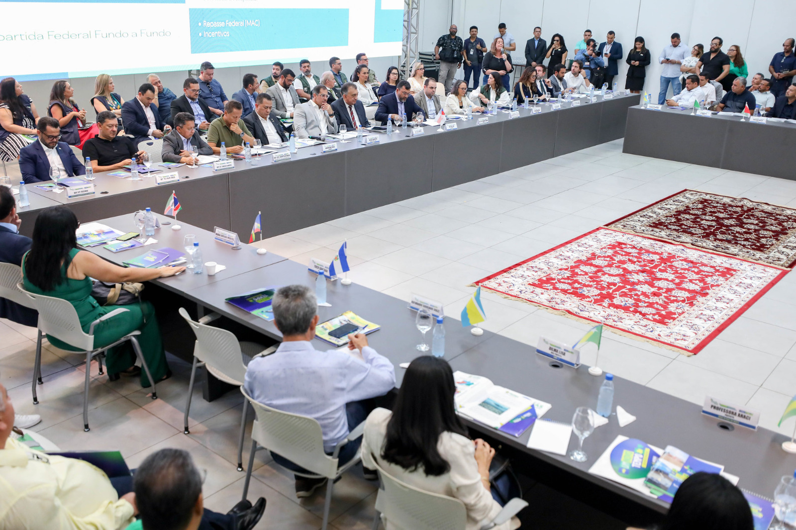 Governador Wilson Lima e prefeitos assinam repactuação que vai permitir repasses diretos de recursos estaduais aos municípios