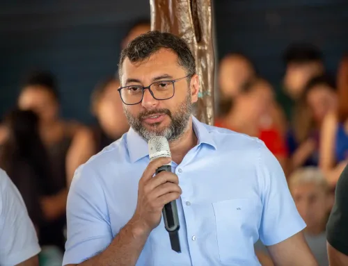 Em café em homenagem às mães, no bairro Compensa, governador Wilson Lima anuncia reforma de espaços de esporte e lazer