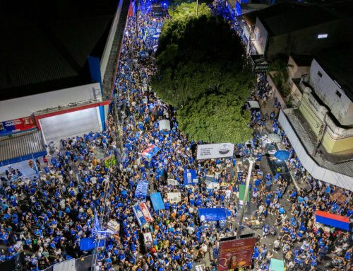 Boi de Rua estreia novo formato e arrasta multidão pelas ruas de Parintins