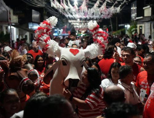Ladainha do Boi Garantido toma as ruas de Parintins em celebração de fé e tradição
