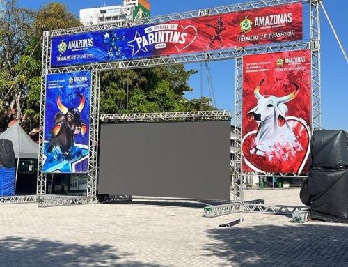 Telão para a transmissão da Festa dos Visitantes e Festival de Parintins está montado no Largo de São Sebastião