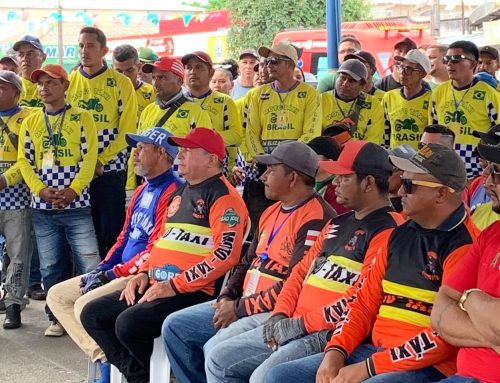 Detran-AM contempla 230 mototaxistas com kits de capacete e colete em Borba
