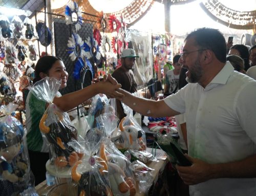 Em Parintins, governador Wilson Lima prestigia trabalho de artesãos amazonenses durante visita a estandes