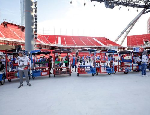 Governador Wilson Lima entrega triciclos reformados e uniformes para reforçar transporte turístico em Parintins durante o Festival