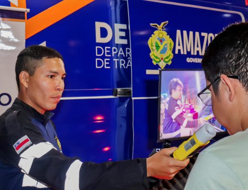 Detran-AM realiza ação educativa na Ponta Negra para conscientizar sobre os riscos no trânsito