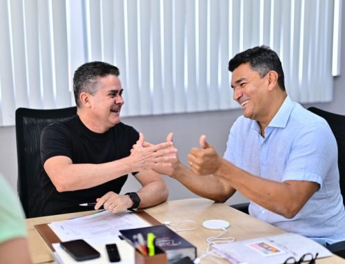 Prefeito David Almeida assina certidão histórica de regularização fundiária para bairros que aguardavam há mais de 100 anos